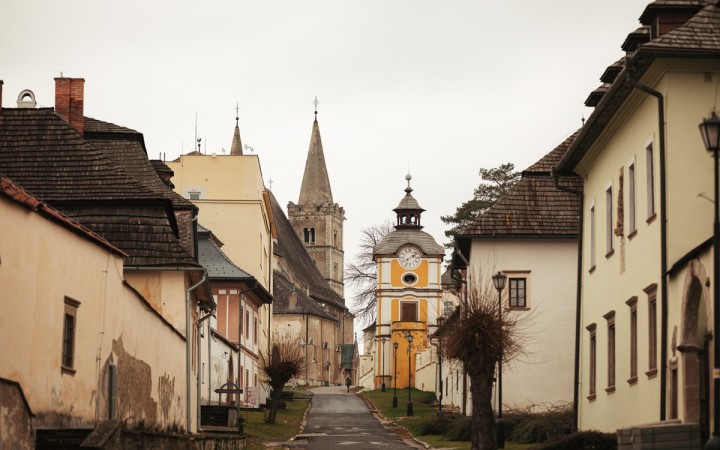 Farnosti zaplatia za každý prevod vrátane odoslania výnosov zo zbierok, náklady sa im zvýšia o stovky eur