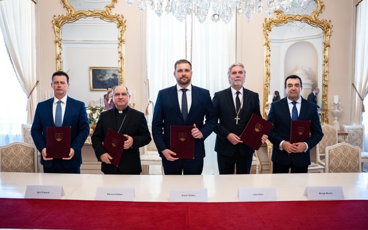Duchovní viac nebudú návštevou. Minister Šaško uzavrel dohodu so zástupcami nemocníc a cirkví
