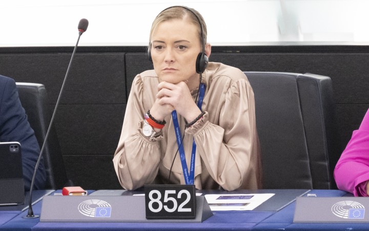 Europoslankyňa Smeru Laššáková chodí po Slovensku a hovorí, ako vystúpiť z EÚ, tvrdí PS