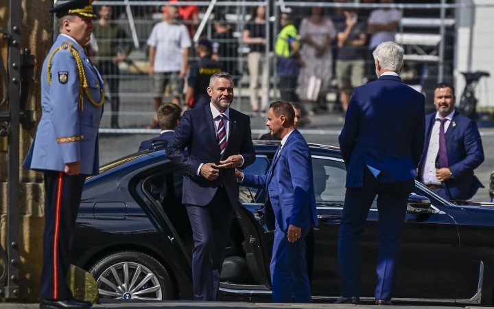 Prezident Pellegrini využíva pri presunoch do kaderníctva policajné majáky