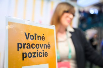 Firmy však nevedia nájsť ľudí a zamestnávajú aj cudzincov. Voľných je až stotisíc miest
