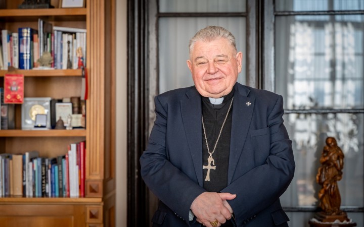 Kardináli sa nesmú v izbách navštevovať, jeden sa popálil na dymovnici