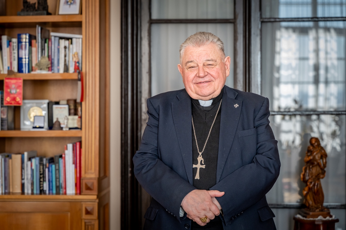 Kardináli sa nesmú v izbách navštevovať, jeden sa popálil na dymovnici