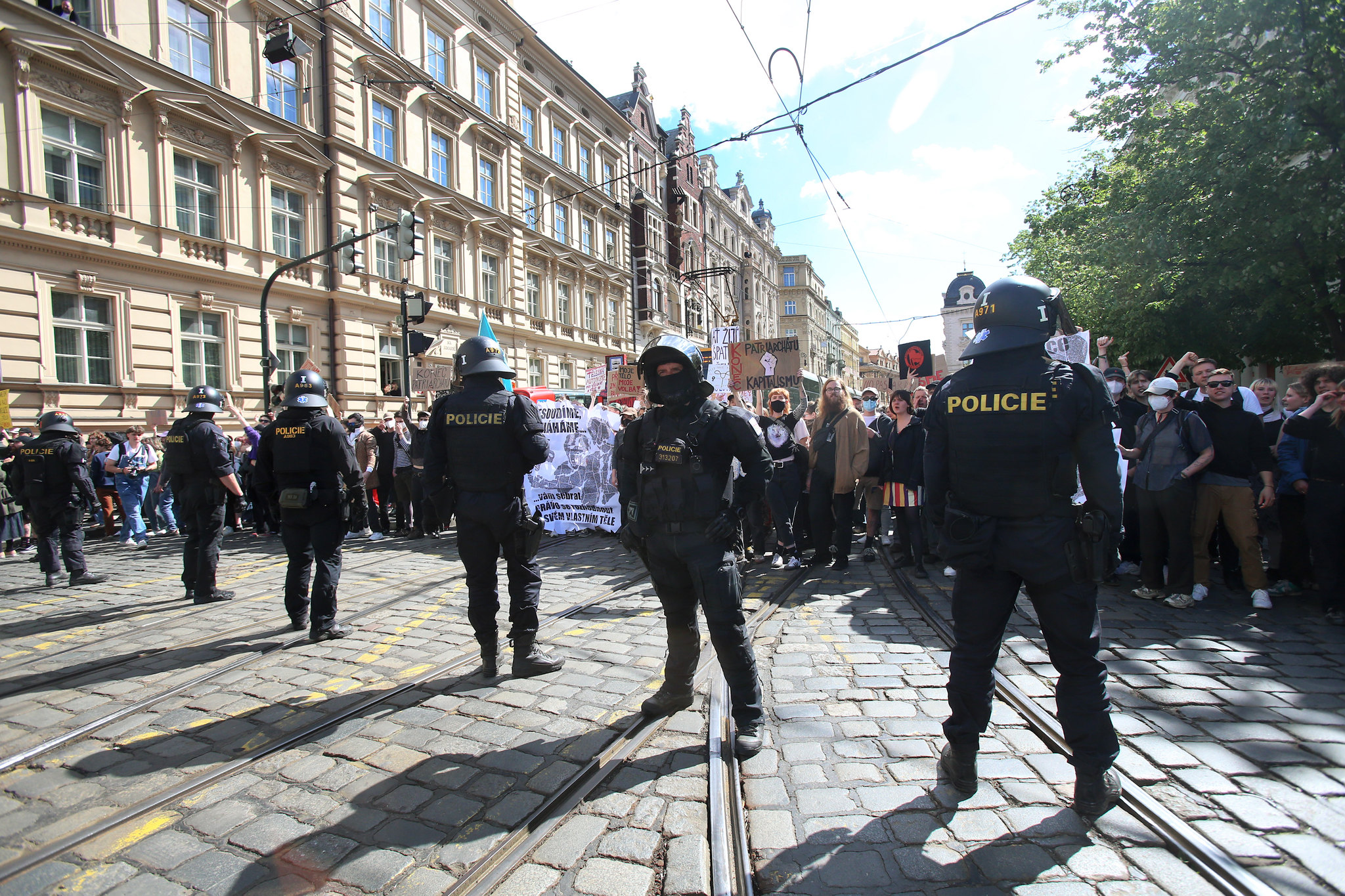 Polícia namiesto ústavného práva na zhromažďovanie ochránila blokádu anarchistov, tvrdí právnik