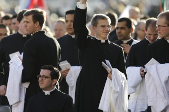 Ako farnosti na Západe zapĺňajú africkí a ázijskí kňazi, ktorí doma chýbajú