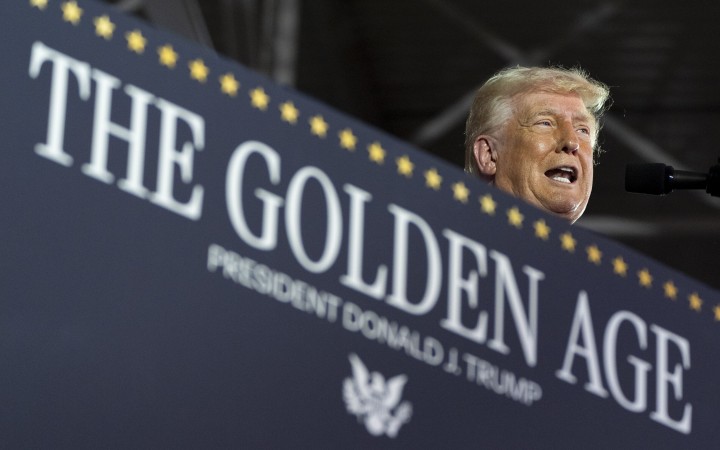 Trump spravil z chaosu svoju pracovnú metódu a oslabil Ameriku
