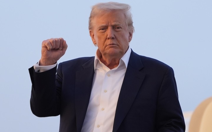 Donald Trump novým výkonným nariadením obmedzil výskum vírusov