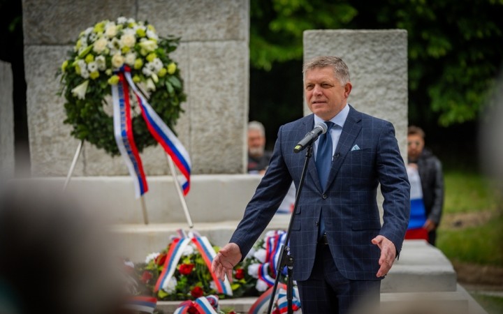 Ficovi nepovolia prelet pobaltské štáty, vojenská prehliadka v programe nie je