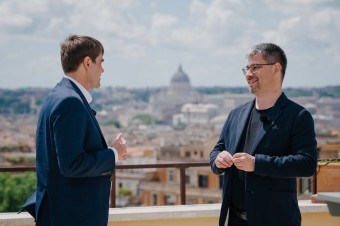 Senzácia nenastala, komín zatiaľ dymil dvakrát načierno