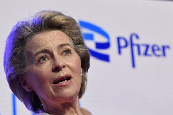 Komisia nemala právo utajiť správy, ktoré si Ursula von der Leyenová vymieňala so šéfom Pfizeru