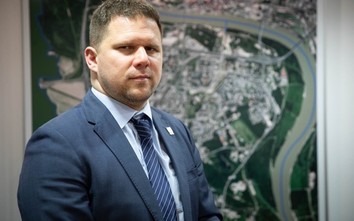 Zamestnanec jeho úradu sa dopustil podvodu. Na svoje účty si poslal 2,7 milióna