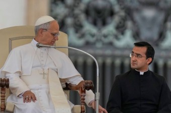 Osobným sekretárom Leva XIV. je kňaz z Peru. Zostane pri jednom alebo ich bude striedať ako František?