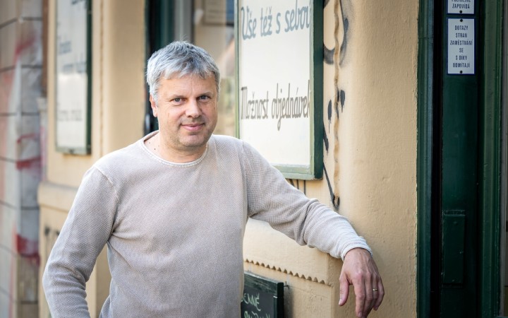 Svetskí novinári sa k biskupom často správajú ako k politikom