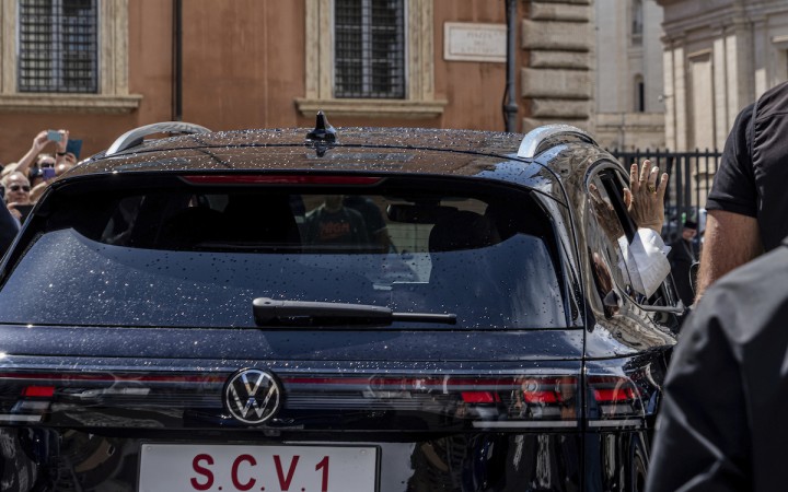 Biely fiat pápeža Františka je preč, Lev XIV. používa čierne SUV od Volkswagenu