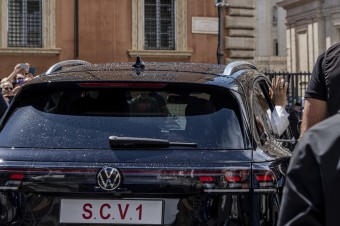 Biely fiat pápeža Františka je preč, Lev XIV. používa čierne SUV od Volkswagenu