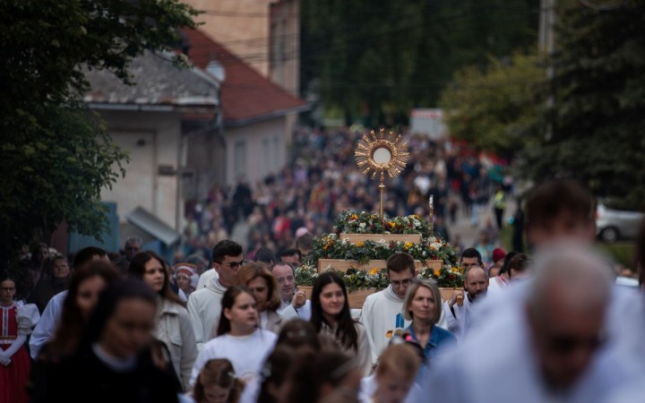 Trojdňové podujatie vyvrcholilo omšou na námestí. V procesii kráčali ulicami mesta tisícky ľudí