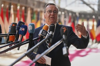 Nemecký minister obrany nevylučuje opätovné zavedenie povinnej vojenskej služby