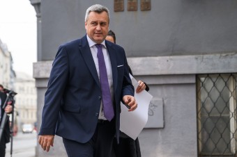 Zrušenie transakčnej dane však pretláča naďalej a pripúšťa, že mu pomôže aj opozícia