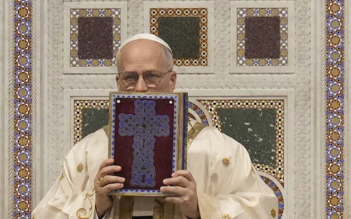 Vymenúva a potvrdzuje biskupov, nik ho nemôže súdiť a katolíci sú povinní zachovávať jeho učenie