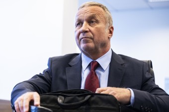 Sudcu Klimenta čiastočne oslobodil, uznal ho však vinným za výroky o zdvihnutom prste