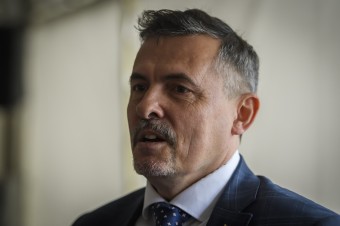 Lukáš Machala ju odviezol preč, asistovali pri tom kukláči