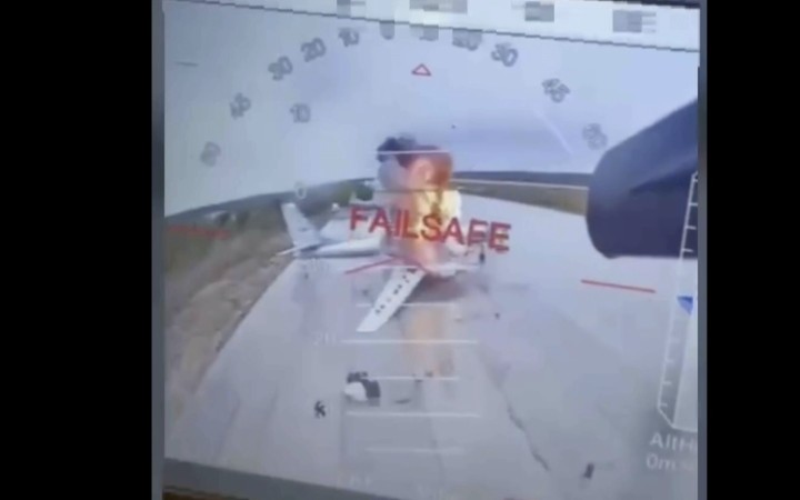 Ukrajinci hovoria o zničení tretiny ruských strategických bombardérov, Moskva tvrdí, že horiace lietadlá uhasila