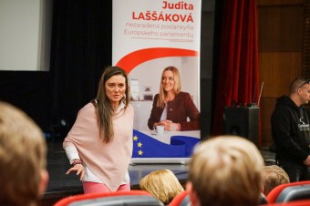 Europoslankyňa Smeru pred študentmi o vystúpení z EÚ priamo nehovorí. Prišli ju skontrolovať progresívci