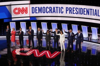 Demokratov vedie Biden, Gabbardová je vzadu. Na katastrofu v Iraku sa zabudlo