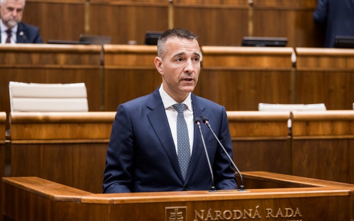 Nárast tento rok nepocítia. Od januára budú riaditelia známkovať učiteľov, príplatky dostanú len najlepší