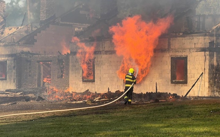 Hasiči zasahujú pri požiari rekreačných chát v Spišskej Novej Vsi
