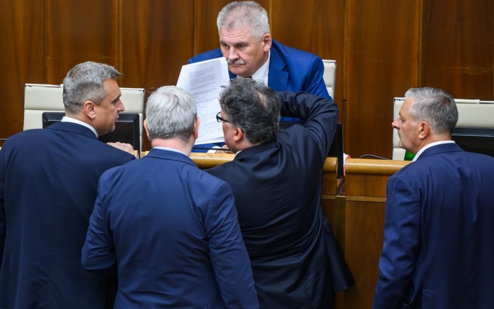 Ústavná väčšina sa zatiaľ nenašla, chýbal jeden hlas. V Smere tvrdia, že sú trpezliví a chcú hľadať prienik