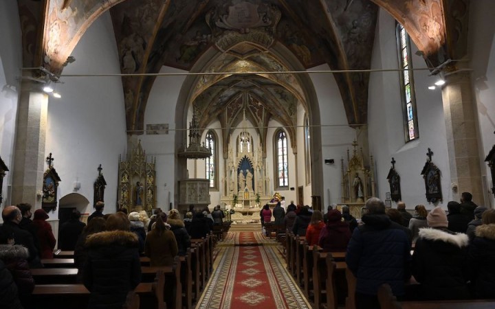 Cirkvi a náboženské spoločnosti budú aj naďalej platiť transakčnú daň