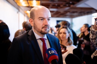 Získal aj hlasy koaličných poslancov. Smer ho nepodporil, lebo im lezie na nervy