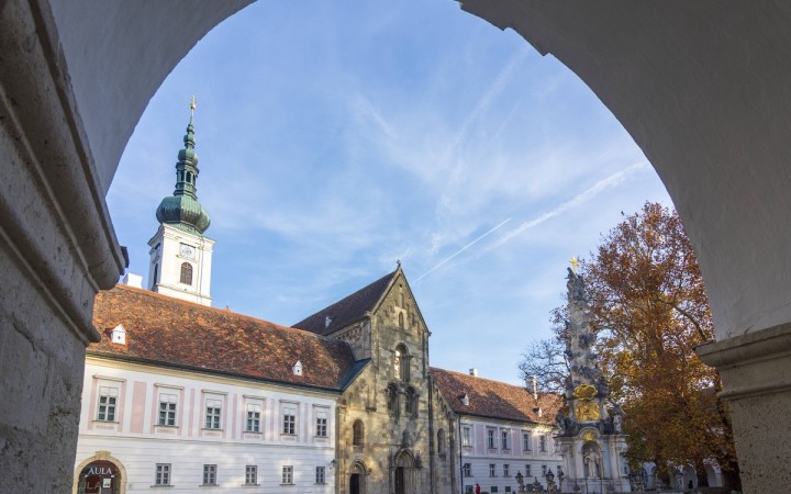 Vatikán si posvieti na opátstvo, ktoré zažíva veľký rozmach. Polícia hľadá anonyma, ktorý písal proti kláštoru