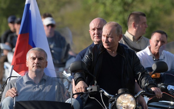 Putin sa zúčastnil na zraze Nočných vlkov na Kryme