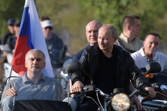 Putin sa zúčastnil na zraze Nočných vlkov na Kryme