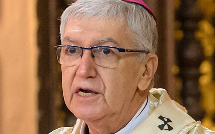 Arcibiskup čelí kritike, že zľahčoval obvinenia voči kňazovi a iných duchovných nechal bez práce a peňazí
