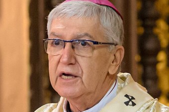 Arcibiskup čelí kritike, že zľahčoval obvinenia voči kňazovi a iných duchovných nechal bez práce a peňazí