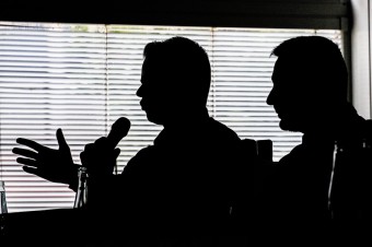 Milan Uhrík a Milan Mazurek platia vlastných straníkov z peňazí EÚ