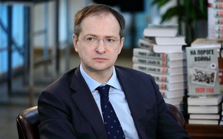 Kto je Vladimir Medinskij, ktorý velebí Stalina a v mene Putina rokuje s Ukrajinou o mieri