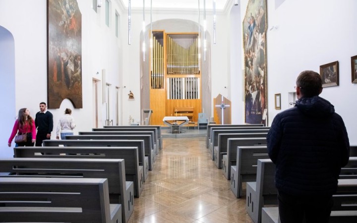 Štát si berie stovky eur aj z nedeľných zbierok v kostole pre pápeža alebo charitu