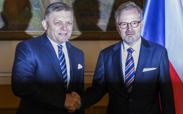 Neblokujte balík sankcií, vyzýva Fiala. Rešpektujte záujmy Slovenska, reaguje Fico