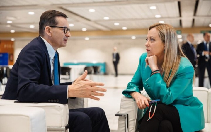 Poliaci v ECR presadili voči eurokomisii tvrdší prístup, Meloniová napokon ustúpila