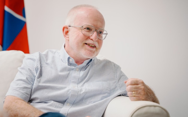 Denis Keefe bol v 80. rokoch tlačový atašé britského veľvyslanectva v Prahe.