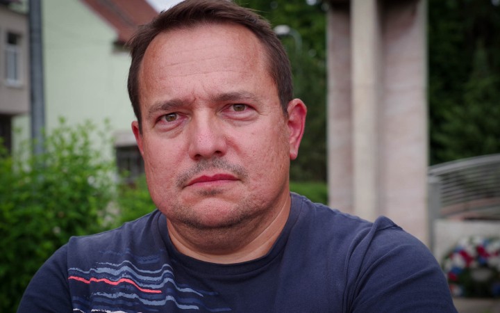 Dúhová vlajka je bojová zástava a zvesil by som ju znova. Na Volkswagen som podal žalobu