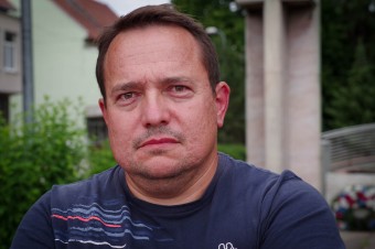 Dúhová vlajka je bojová zástava a zvesil by som ju znova. Na Volkswagen som podal žalobu