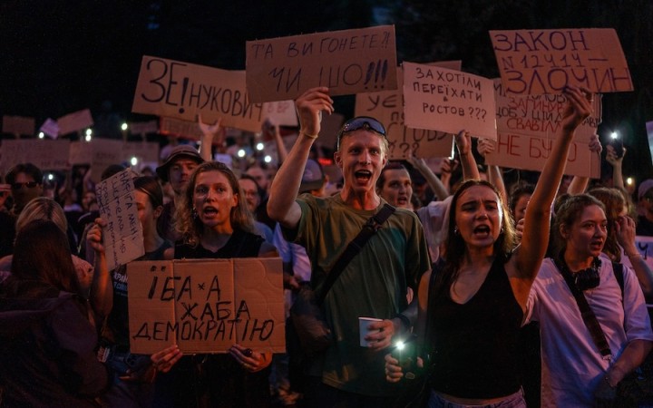 Proti obmedzeniu boja s korupciou protestovali na Ukrajine tisíce ľudí