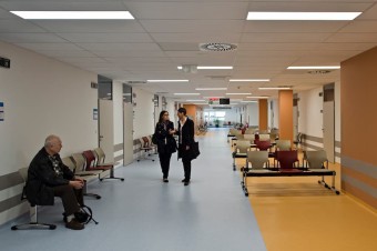 Okrem pacienta zrejme nikomu neprekážajú. Dozorné orgány odvracajú zrak