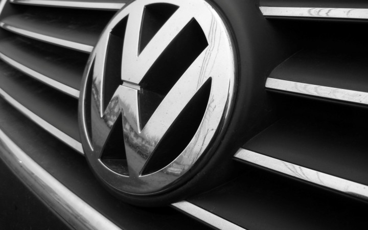 Vyhodenie robotníka zo zdúhovateného Volkswagenu a vývoj nemeckých cností