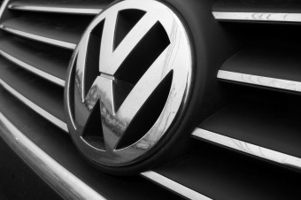 Vyhodenie robotníka zo zdúhovateného Volkswagenu a vývoj nemeckých cností